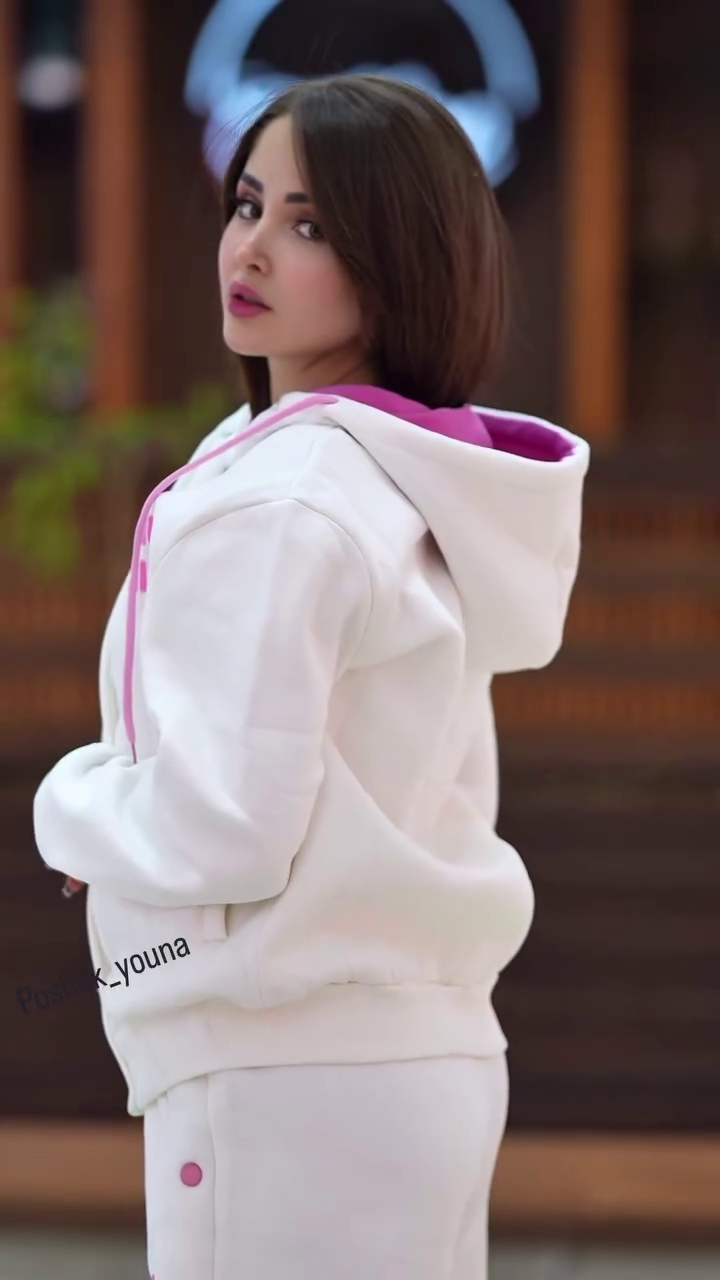 Cozy White Hoodie Set with Pink Accents – Sporty Chic Comfort